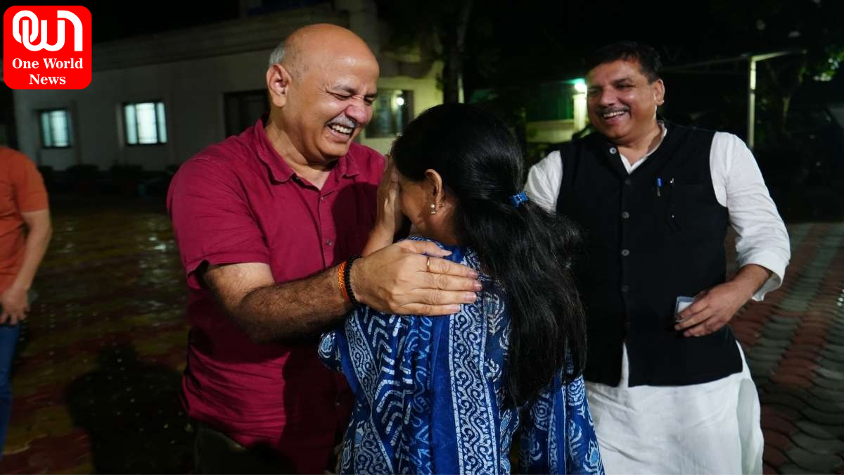 Manish Sisodia Visits Kejriwal's Family