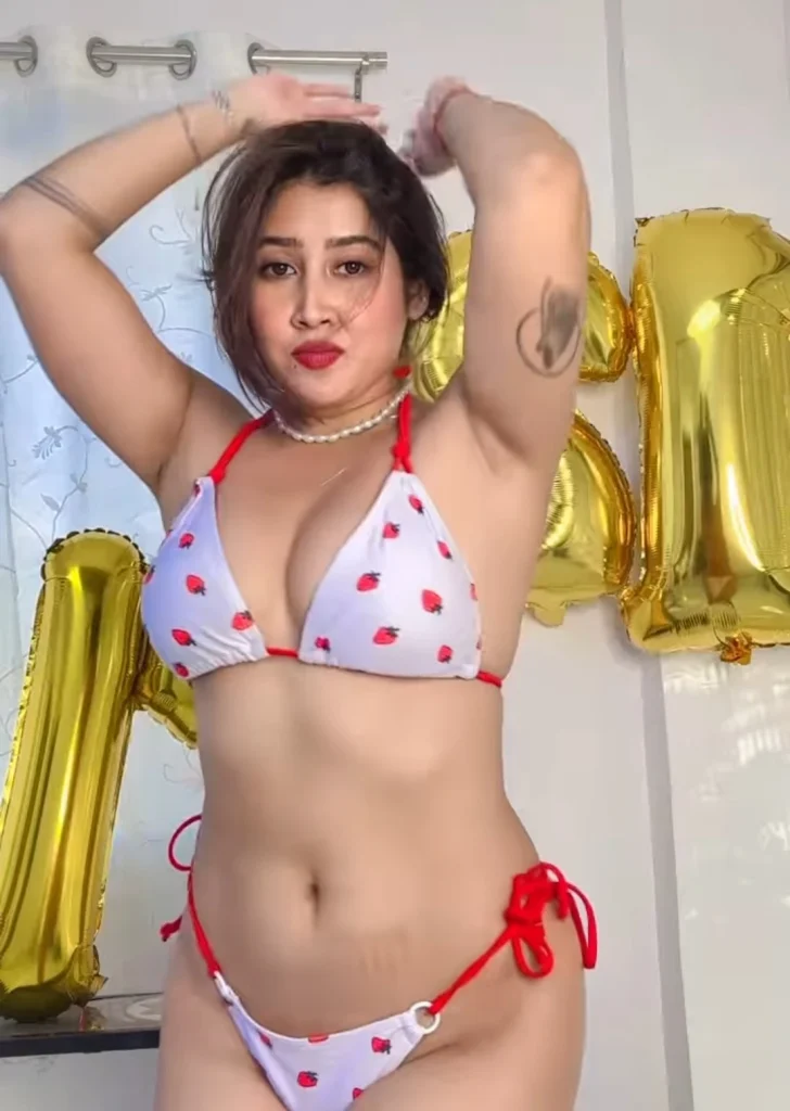 Sofia Ansari Sexy Look