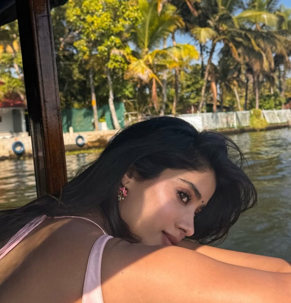 Janhvi Kapoor Pics